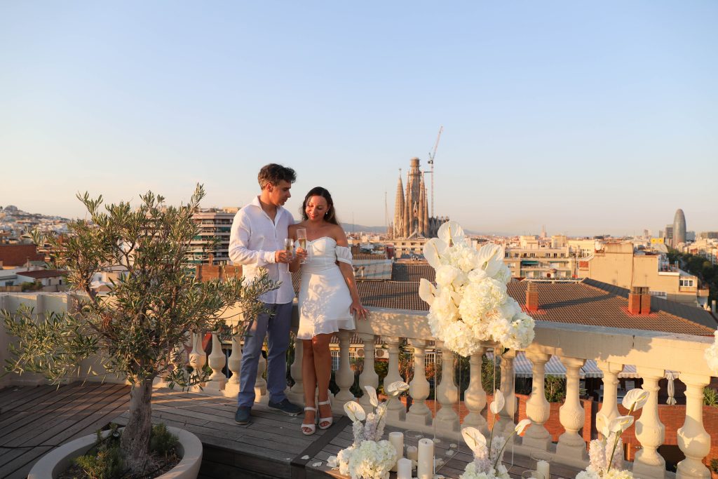 Proposal photographer in Barcelona capturing a romantic engagement in front of Sagrada