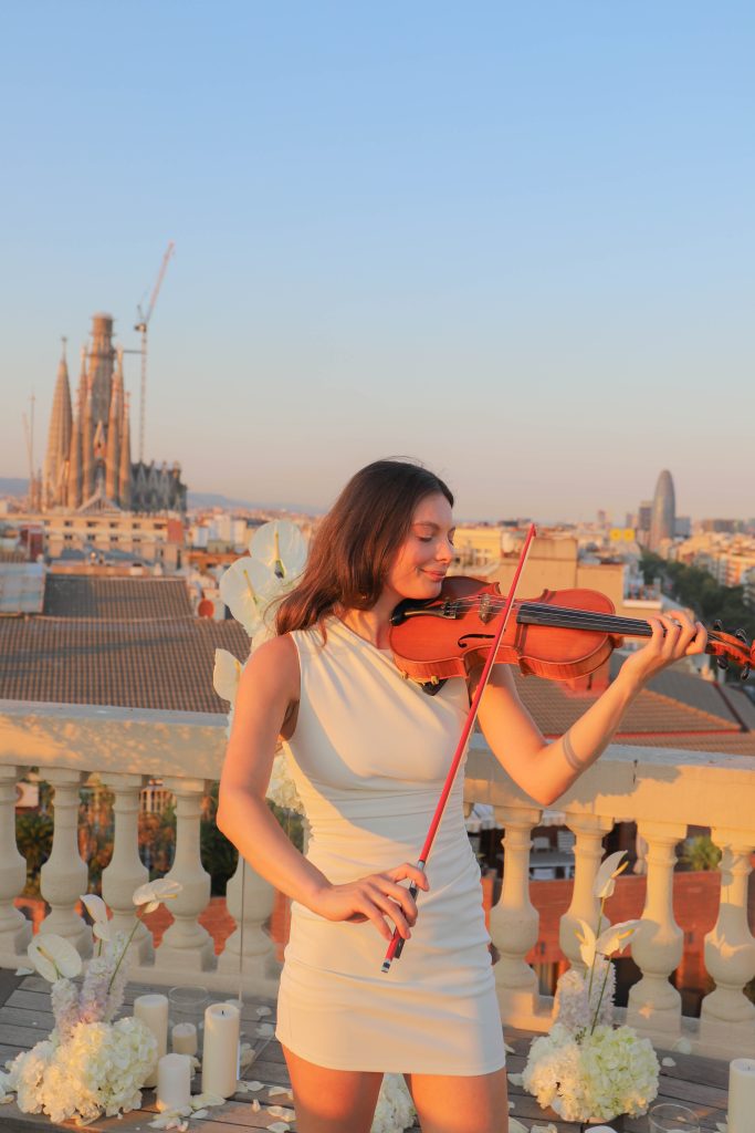 Violin in a romantic proposal in Barcelona
