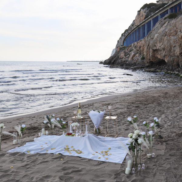 http://Simple%20Romantic%20Marriage%20Proposal%20in%20Barcelona%20|%20Proposal%20Planner