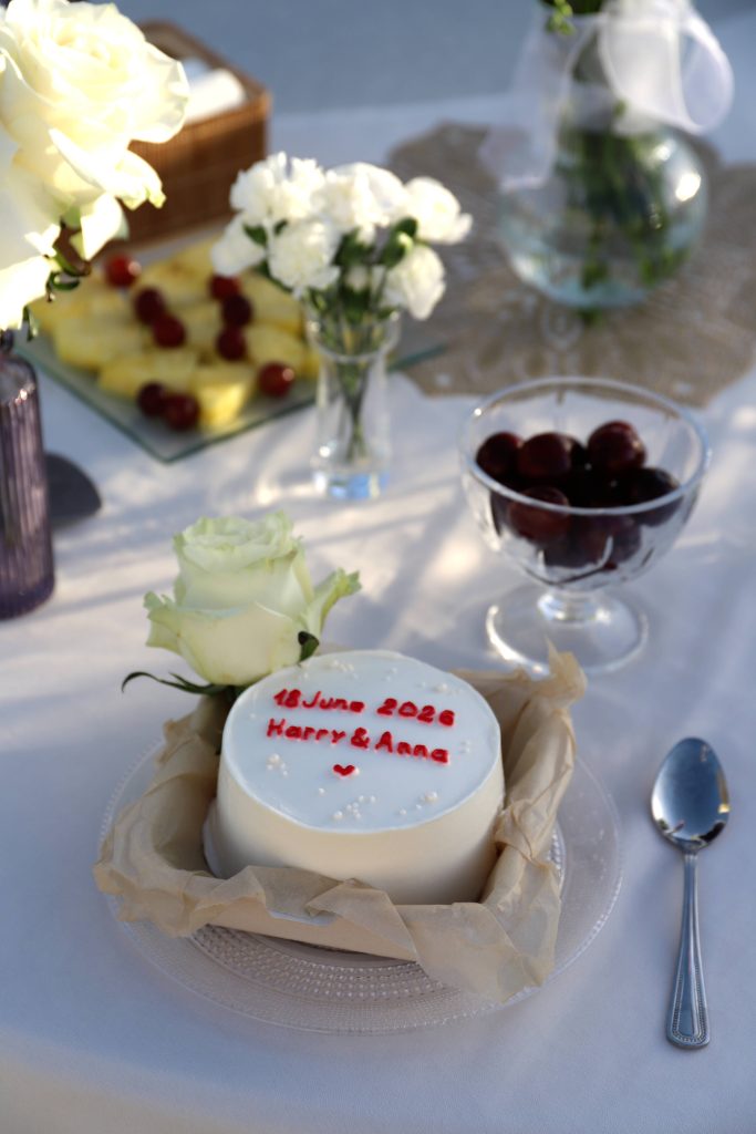 Personalized cake with names and date for a marriage proposal in Barcelona